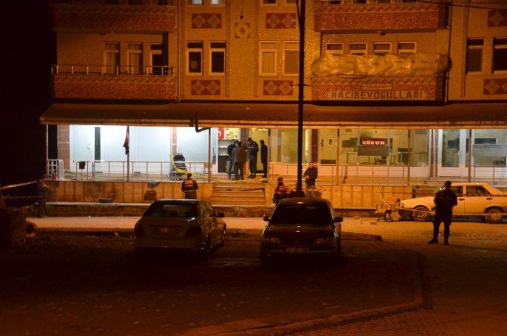 Kastamonu’nun Taşköprü ilçesine bağlı Alatarla köyünde iki aile arasında arazi anlaşmazlığı yüzünden çıkan silahlı kavgada 3 kişi hayatını kaybetti, 1 kişi yaralandı. ile ilgili görsel sonucu