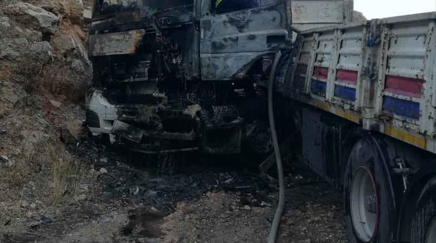 Gaziantep'te kaza yapan tırda çıkan yangın söndürüldü