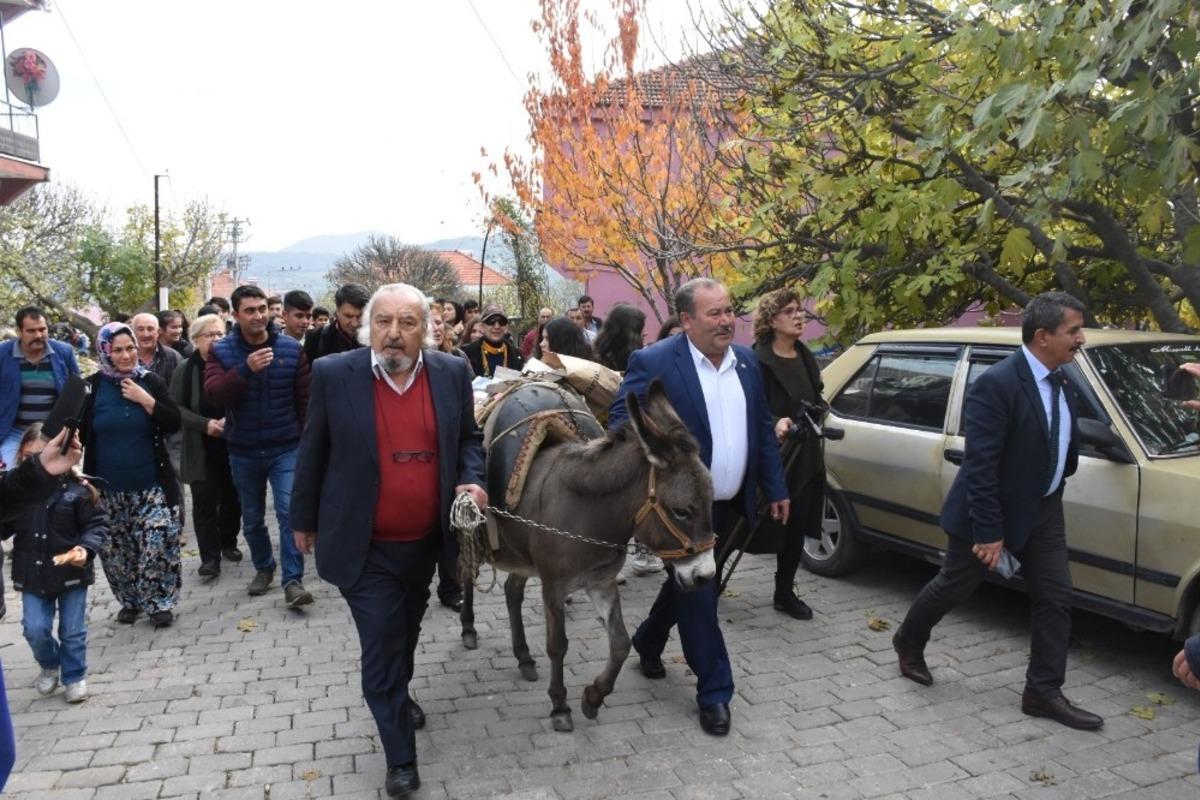 Kitaplar k&uuml;t&uuml;phaneye eşekle getirildi