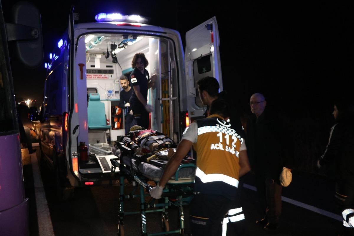 Sakarya'da iki otomobil &ccedil;arpıştı: 1'i ağır 5 yaralı