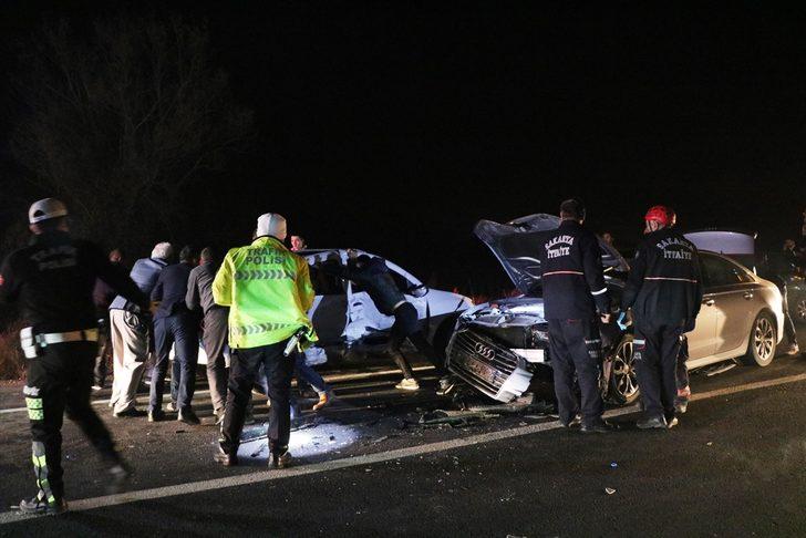 Sakarya'da iki otomobil çarpıştı: 1'i ağır 5 yaralı G2