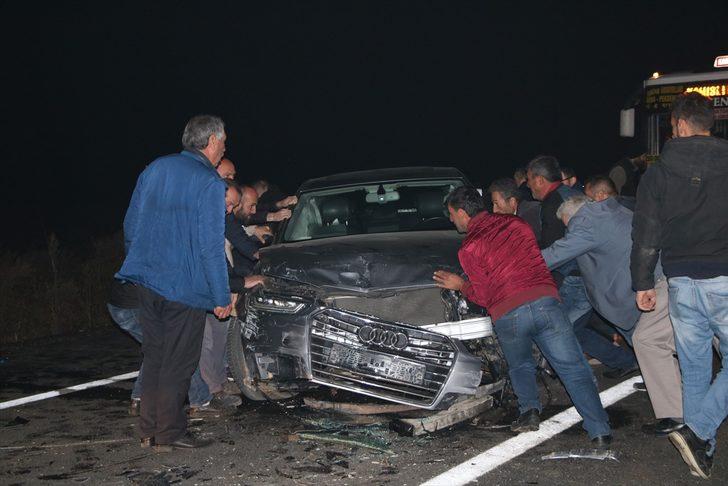 Sakarya'da iki otomobil çarpıştı: 1'i ağır 5 yaralı G3