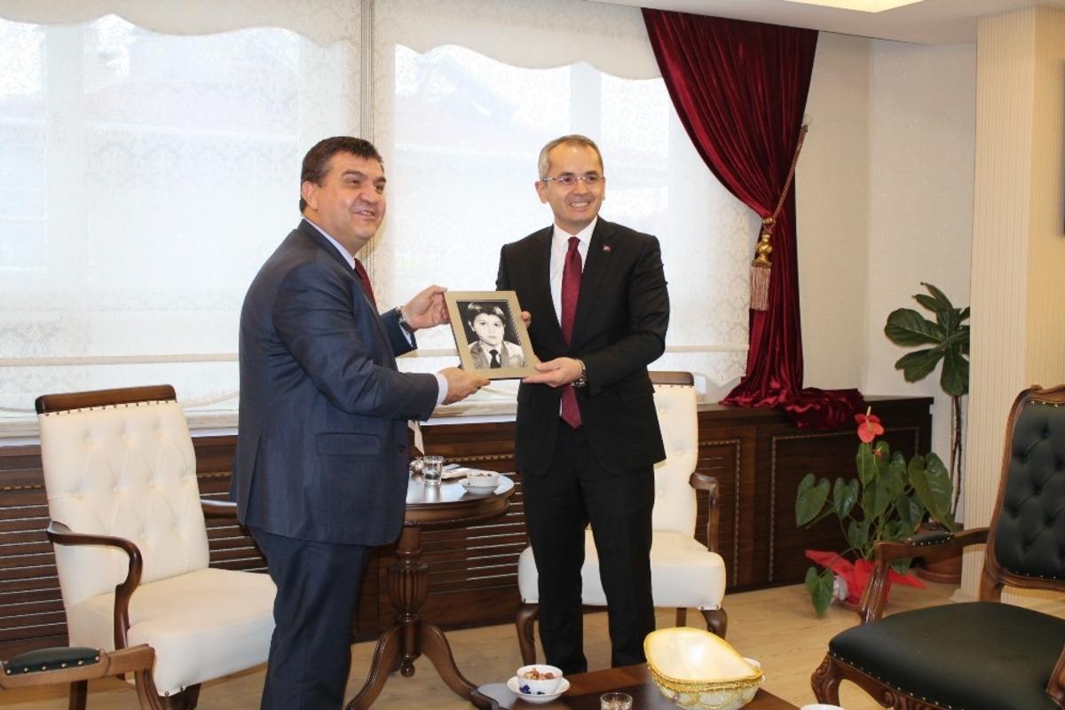 Dışişleri Bakan Yardımcısı Kaymak&ccedil;ı&rsquo;dan Kaymakamlık ve Belediyeye ziyaret