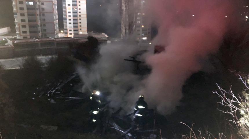 Tek katlı ahşap ev küle döndü