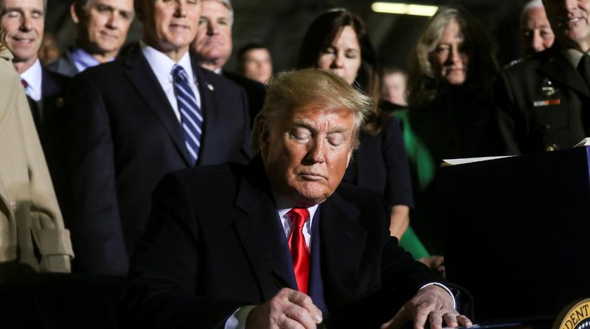 Son dakika: ABD Başkanı Trump, T&uuml;rkiye'ye yaptırım &ouml;ng&ouml;ren savunma b&uuml;t&ccedil;e tasarısını onayladı