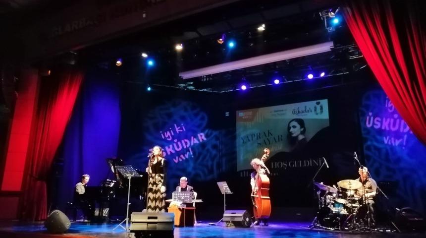 &Uuml;sk&uuml;dar&rsquo;da Yaprak Sayar r&uuml;zgarı esti