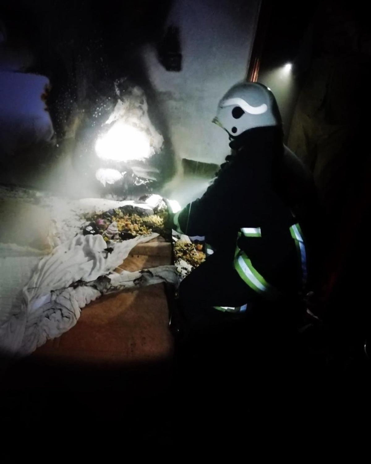 Van&rsquo;da 2 ayrı yerde meydana gelen yangına itfaiye ekipleri m&uuml;dahale etti