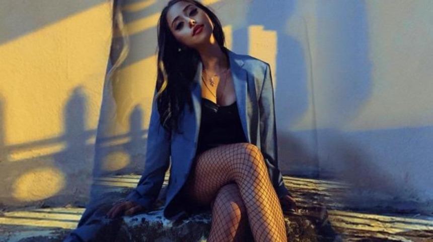 Zeynep Alkan'ın derin dekolteli elbisesi eleştiri yağmuruna tutuldu