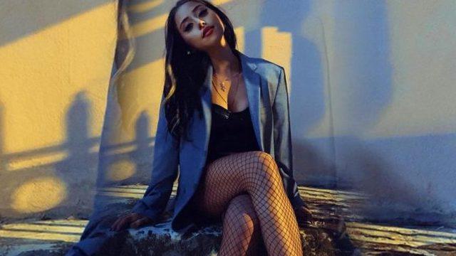 Zeynep Alkan'ın derin dekolteli elbisesi eleştiri yağmuruna tutuldu