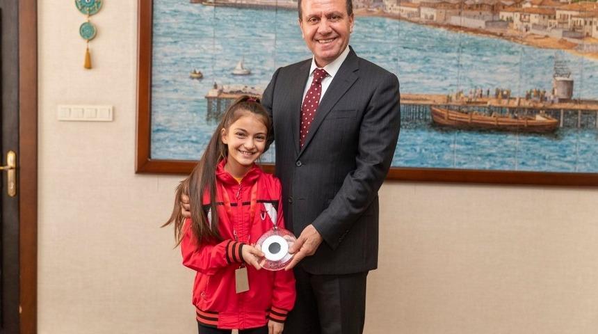 Se&ccedil;er, Muaythai Avrupa Kupası 2&rsquo;ncisi Sezgi U&ccedil;ar&rsquo;ın mutluluğunu paylaştı