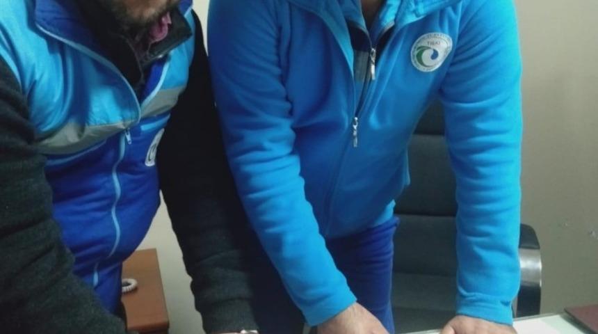 Kanalizasyonda buldukları altını polise teslim ettiler