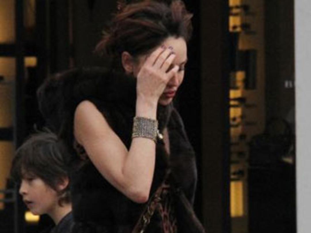 Estetikli y&uuml;z&uuml; b&ouml;yle gizledi