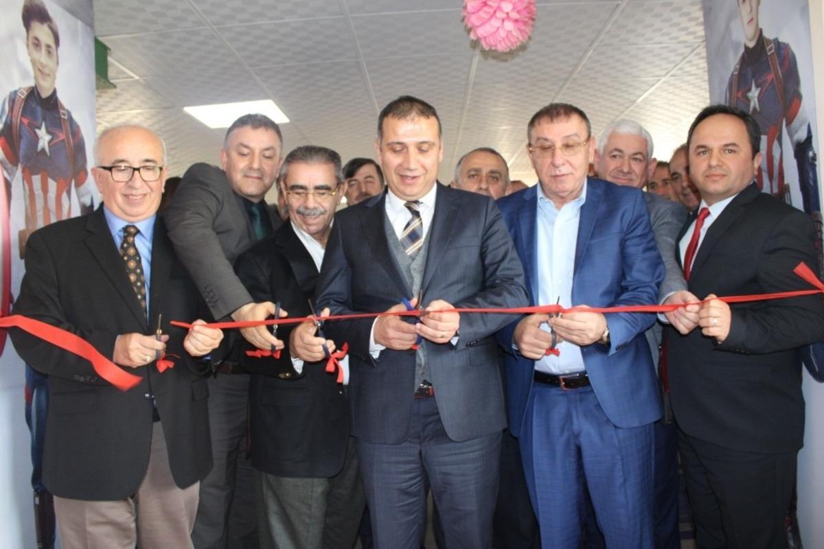 İş adamlarından &ouml;ğrencilere laboratuvar