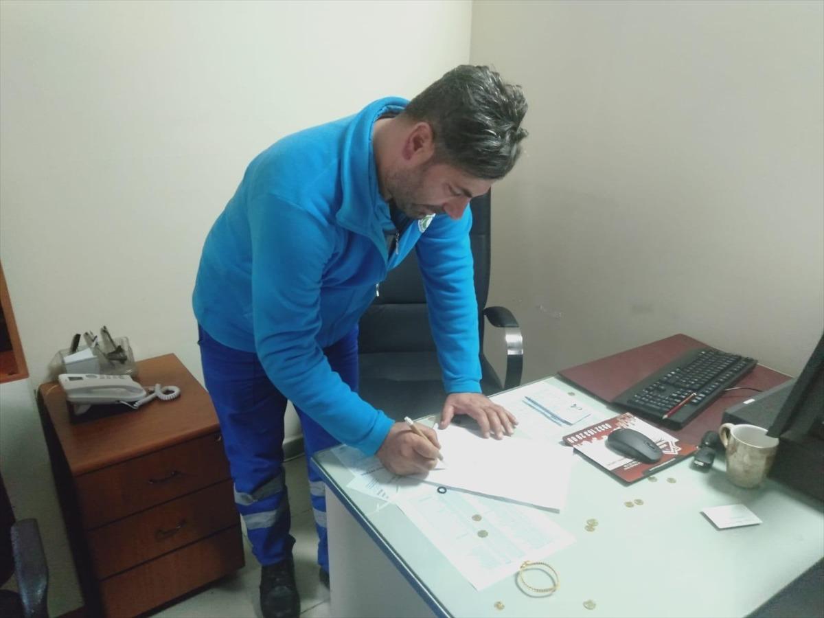 Belediye iş&ccedil;ileri kanalizasyonda buldukları ziynet eşyasını polise teslim etti