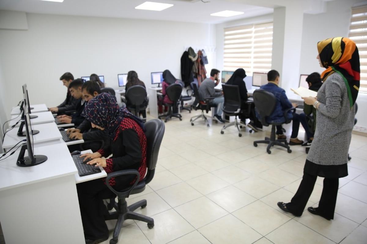 Haliliye&rsquo;de a&ccedil;ılan bilgisayar kursuna yoğun ilgi