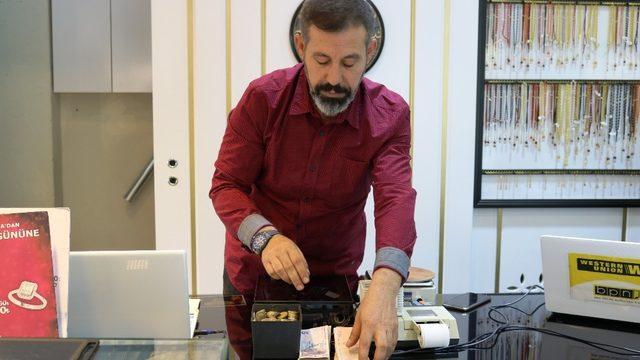 Masasının üstüne para bırakıyor, ihtiyacı olan alıp gidiyor