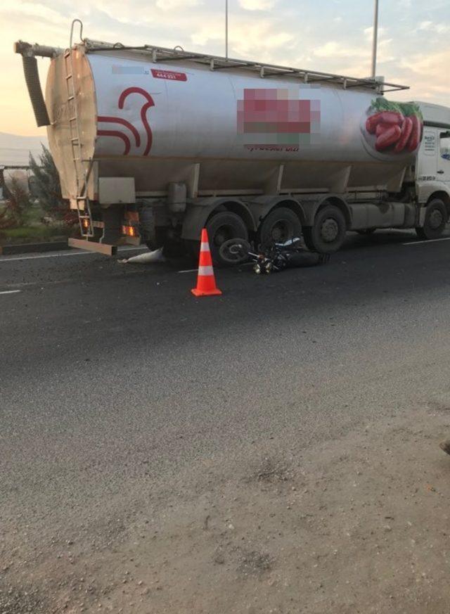 Kırkağaç’ta kamyon motosiklet ile çarpıştı: 1 ölü