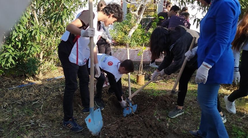 Çocuklar hobi bahçesine fidan dikti