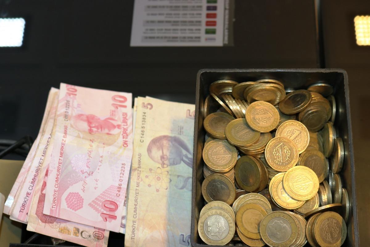 Diyarbakır'da şaşırtan olay: Masasının &uuml;st&uuml;ne para bırakıyor, ihtiyacı olan alıp gidiyor