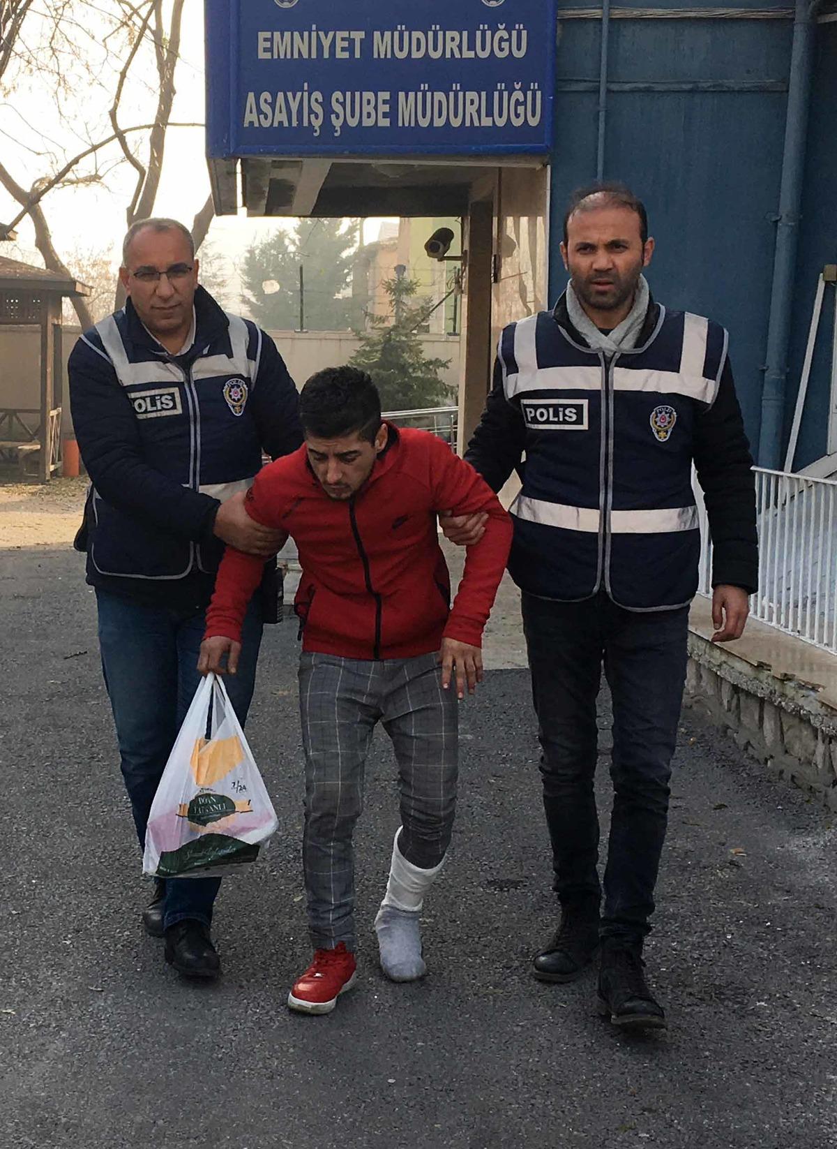 &Ccedil;aldığı 250 kiloluk &ccedil;elik kasanın &uuml;zerine d&uuml;şmesiyle ayağı kırıldı