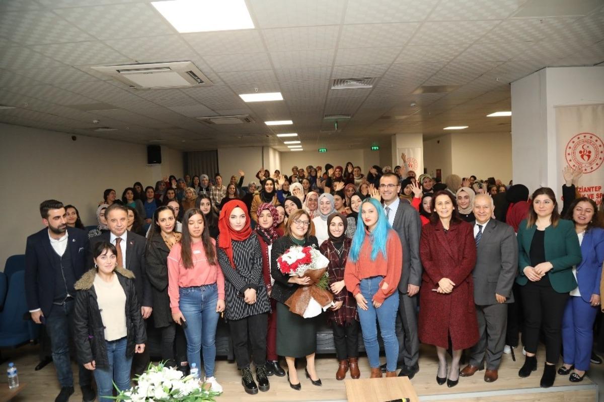 Şahin, kız &ouml;ğrencilerle bir araya geldi