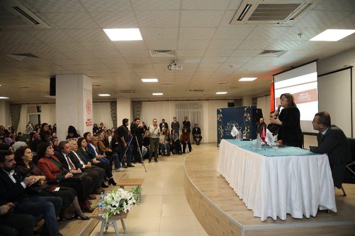 Şahin, kız öğrencilerle bir araya geldi G4