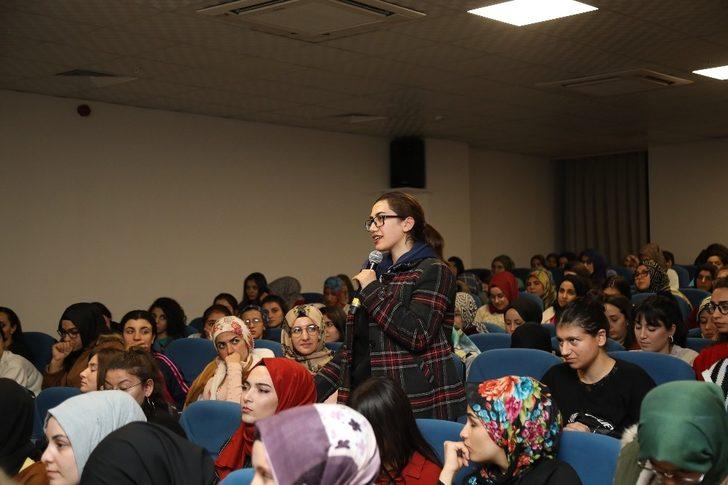 Şahin, kız öğrencilerle bir araya geldi G5