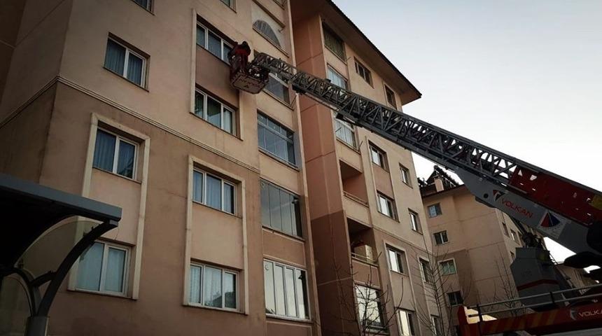 Evde mahsur kalan &ccedil;ocuğu itfaiye kurtardı
