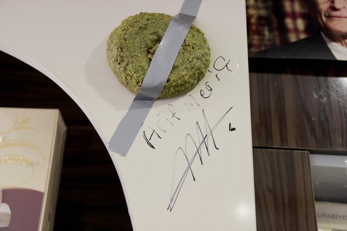 Edirneli şekerlemeci duvara kurabiye bantladı