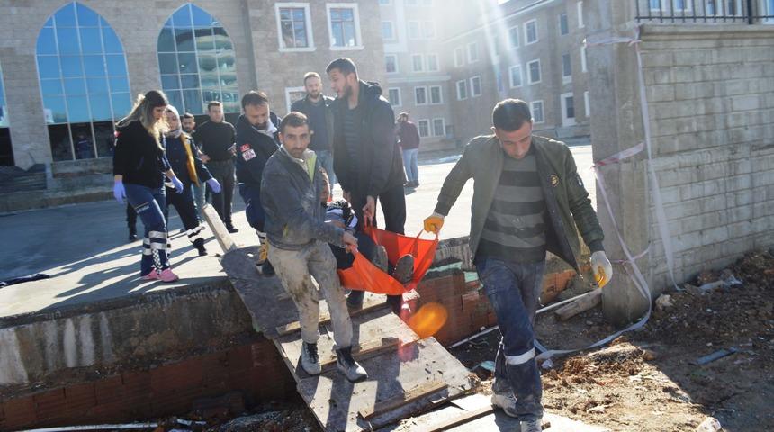 Sokak ortasında ağabeyi tarafından bıçaklandı