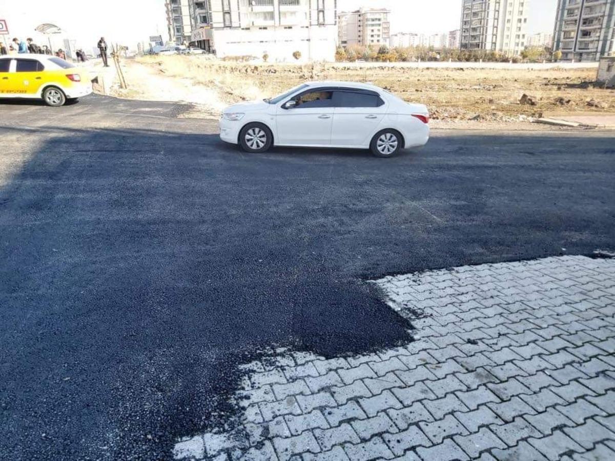 Bağlar Belediyesi kendi &uuml;retimi olan asfaltla cadde ve sokakları g&uuml;zelleştiriyor