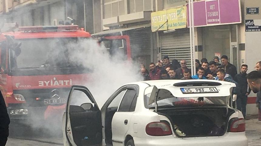 Turgutlu’da seyir halindeki otomobil alev aldı