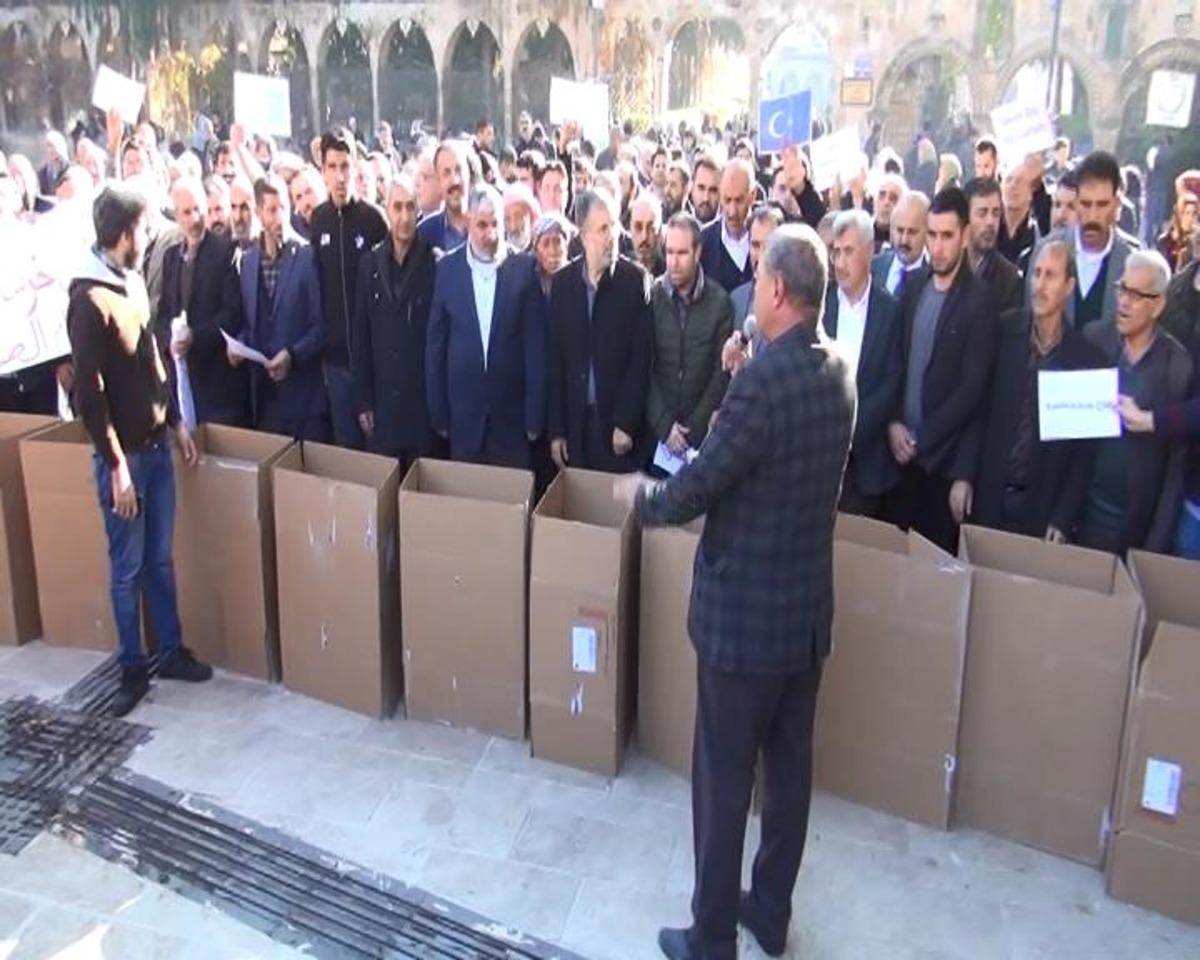 Şanlıurfa&rsquo;da Uygur T&uuml;rkleri'ne destek eyleminde kartondan yapılan &Ccedil;in Seddi'ni yıktılar