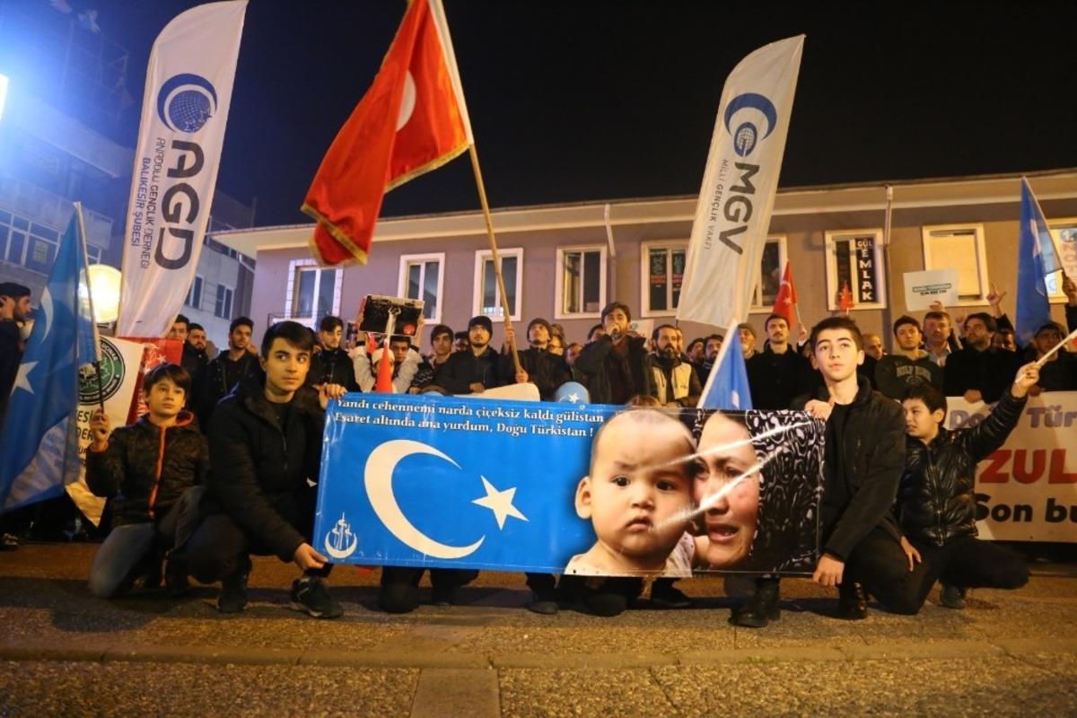 Balıkesir&rsquo;de Doğu T&uuml;rkistan i&ccedil;in "Sessiz &Ccedil;ığlık" y&uuml;r&uuml;y&uuml;ş&uuml;