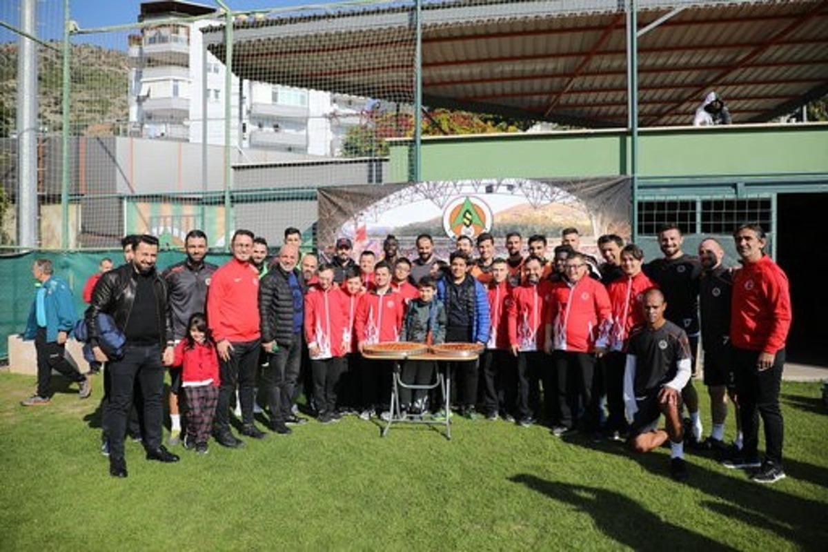 &Ouml;zel sporcular Aytemiz Alanyaspor antrenmanını izledi