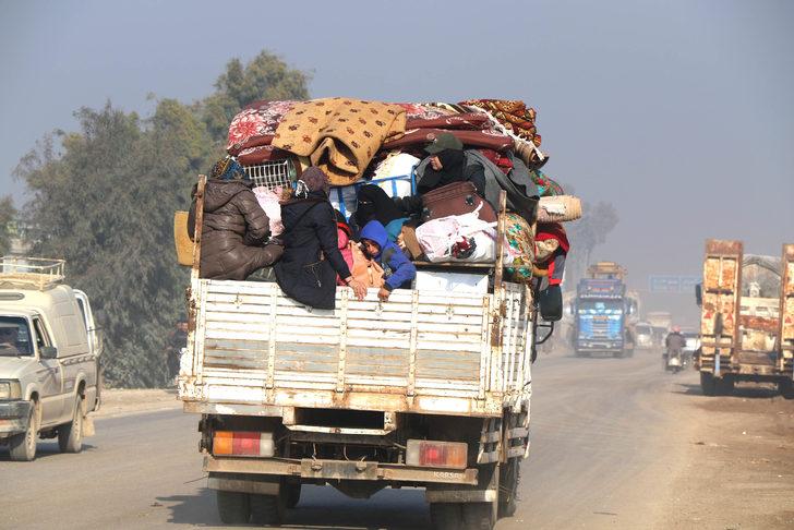 İdlib'de saldırılardan kaçan Suriyeliler, Türkiye sınırına geliyor G1