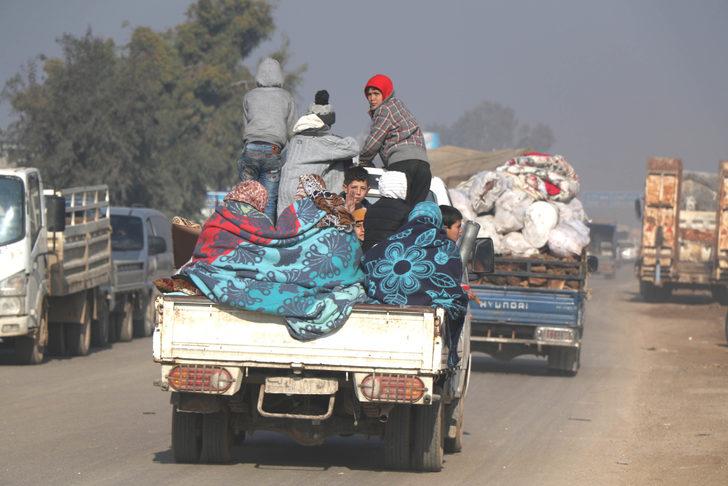 İdlib'de saldırılardan kaçan Suriyeliler, Türkiye sınırına geliyor G3