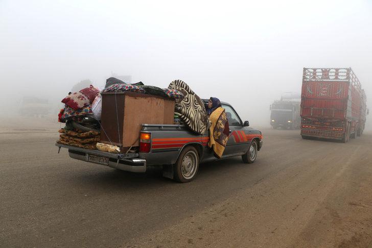 İdlib'de saldırılardan kaçan Suriyeliler, Türkiye sınırına geliyor G4
