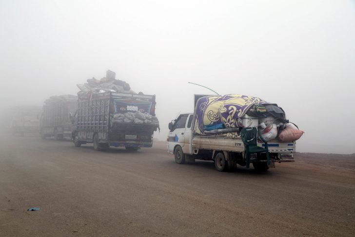 İdlib'de saldırılardan kaçan Suriyeliler, Türkiye sınırına geliyor G5