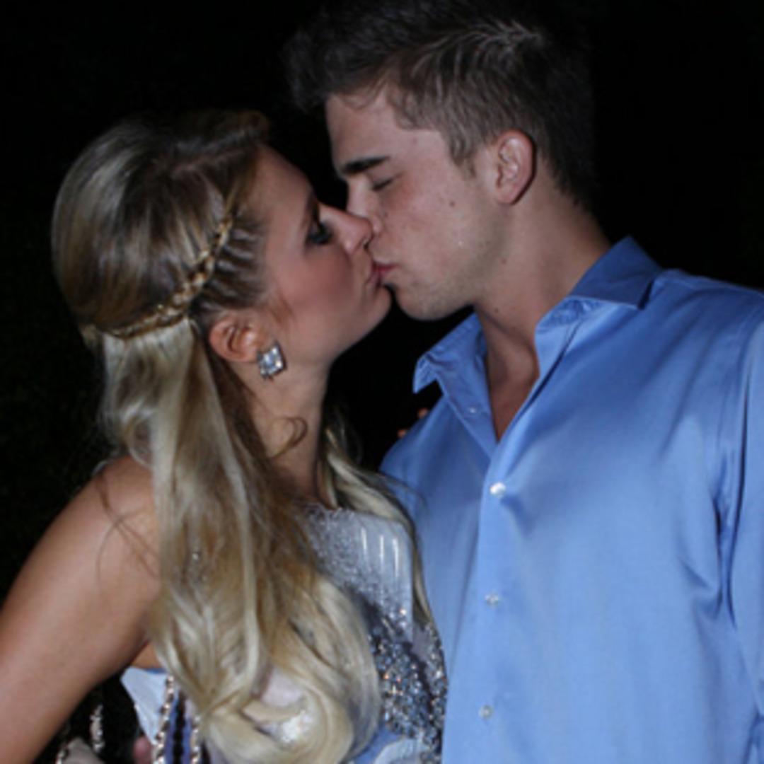 Paris'ten uzak duramıyor