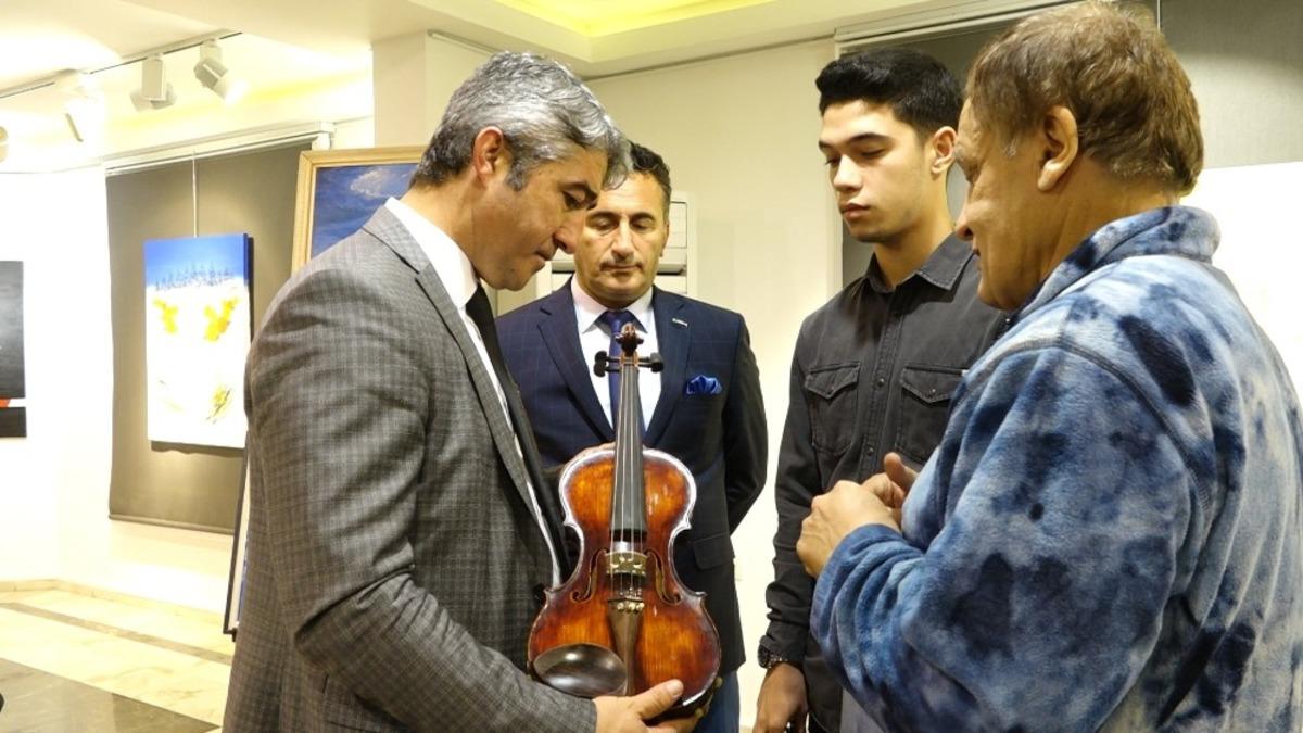 Sığla ağacından yapılan keman g&ouml;r&uuml;c&uuml;ye &ccedil;ıktı