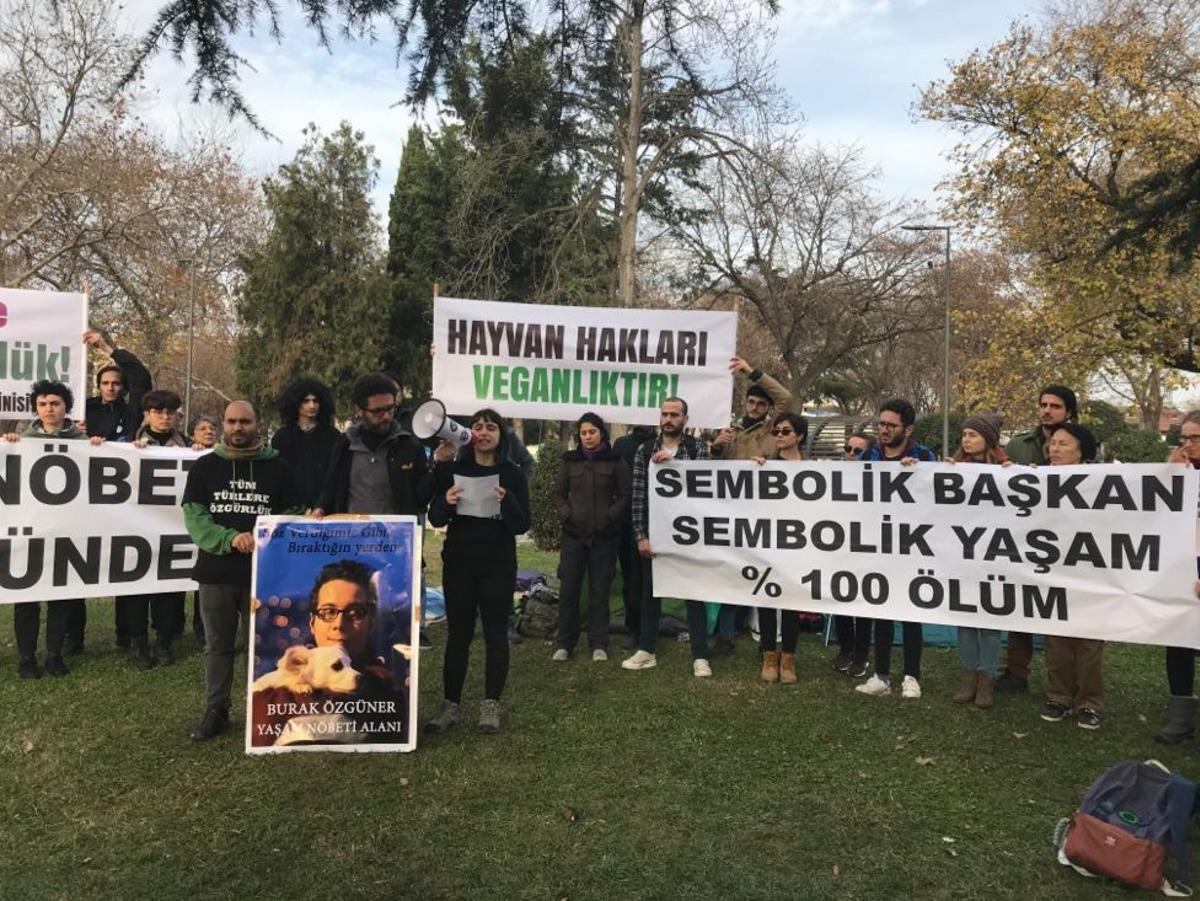 İBB &ouml;n&uuml;ndeki fayton protestosu devam ediyor! 'İmamoğlu g&ouml;r&uuml;şmesinden hak değil, rant &ccedil;ıktı'