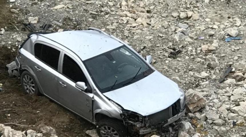 T&uuml;rkeli&rsquo;de otomobil şarampole u&ccedil;tu: 2 yaralı