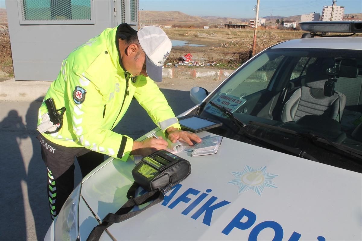 Batman'da polis, trafik kontrol&uuml;nde eşine ceza yazdı