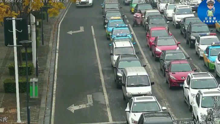 Çin'de kadın ve kocasına 10 dakika arayla aynı yerde otomobil çarptı G2