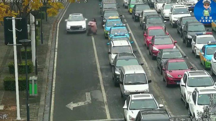 Çin'de kadın ve kocasına 10 dakika arayla aynı yerde otomobil çarptı G3