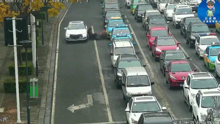 Çin'de kadın ve kocasına 10 dakika arayla aynı yerde otomobil çarptı G4