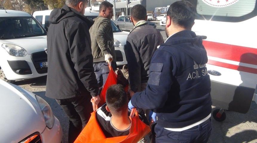 Kardeşini sokak ortasında bı&ccedil;akladı