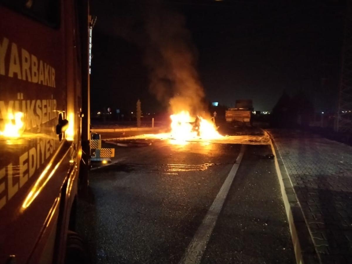 Tıra &ccedil;arparak alev alan otomobilin s&uuml;r&uuml;c&uuml;s&uuml; yaralandı