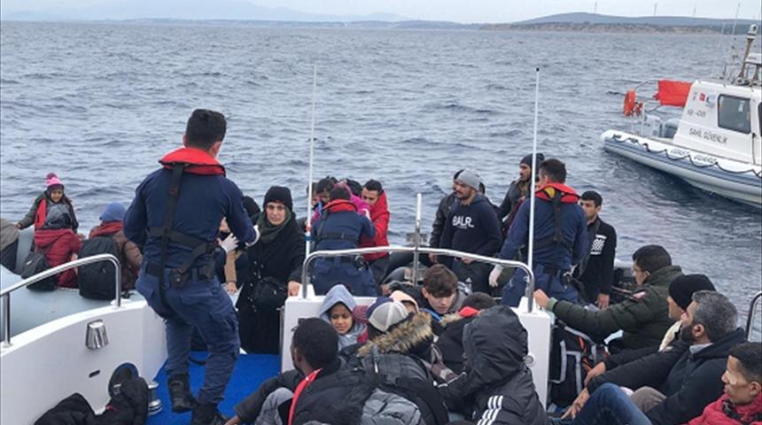 İzmir'de 49 düzensiz göçmen yakalandı